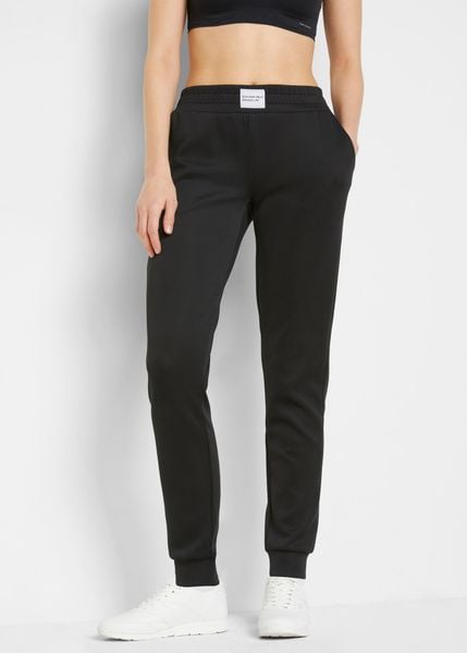 Spodnie sportowe, szybkoschnące. Czarne spodnie sportowe damskie bonprix, bez wzorów. Za 109.99 zł.
