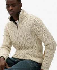 Superdry Sweter Jacob z warkoczowym splotem z półzamkiem – slim, ECRU. Brązowe swetry przez głowę męskie Superdry., xl, z aplikacjami, z materiału, bez kołnierzyka. Za 408.75 zł.