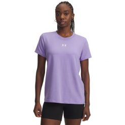 Under Armour UA RIVAL CORE SS Koszulka damska. Fioletowe t-shirty damskie Under Armour, m, bez wzorów, z bawełny, klasyczne, bez kołnierzyka. W wyprzedaży za 97.99 zł.