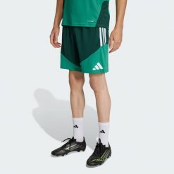 Szorty treningowe Algeria 26. Zielone krótkie spodenki sportowe męskie Adidas, bez wzorów, do piłki nożnej, climacool (adidas). Za 199.00 zł.