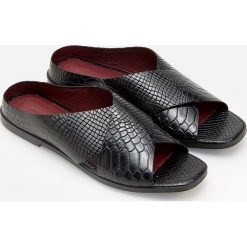 Skórzane klapki - Czarny. Klapki damskie marki Reserved. Za 159.99 zł.