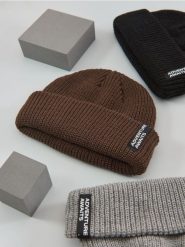 Czapka - bordowy. Czerwone czapki i kapelusze męskie Sinsay, z aplikacjami, z materiału. Za 15.99 zł.