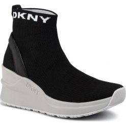 Sneakersy DKNY - London K3906125 Black. Czarne półbuty damskie DKNY, bez wzorów, z materiału, bez obcasa, na koturnie, bez zapięcia. Za 649.00 zł.