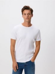 T-shirt slim fit - biały. Białe t-shirty męskie Reserved, l, bez wzorów, z bawełny, bez kołnierzyka. W wyprzedaży za 45.99 zł.