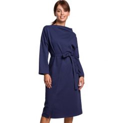 Bawełniana sukienka dzianinowa z paskiem asymetryczny dekolt niebieska. Niebieskie sukienki damskie Sukienki.shop, do pracy, na jesień, xl, bez wzorów, z bawełny, biznesowe, z asymetrycznym kołnierzem, bez ramiączek, asymetryczne. Za 319.00 zł.