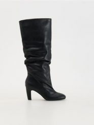 Skórzane kozaki na słupku - czarny. Czarne kozaki damskie Reserved, ze skóry, bez obcasa, na słupku. W wyprzedaży za 279.99 zł.