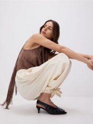 Spodnie z wiązaniami na nogawkach - złamana biel. Spodnie materiałowe damskie Reserved, l, bez wzorów, z tkaniny. Za 179.99 zł.