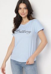 Jasnoniebieski Bawełniany T-shirt z Ozdobnym Napisem Virretis. Niebieskie bluzki damskie Born2be, m, bez wzorów, z bawełny, klasyczne, bez kołnierzyka. Za 34.99 zł.