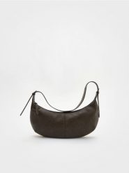 Torebka na ramię - brązowy. Brązowe torby na ramię damskie Reserved, bez wzorów, ze skóry, bez dodatków. W wyprzedaży za 99.99 zł.