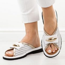 Białe skórzane klapki damskie T.Sokolski 26008. Białe klapki damskie Sokolski, z aplikacjami, ze skóry, casualowe, bez obcasa, na płaskiej podeszwie. Za 299.00 zł.