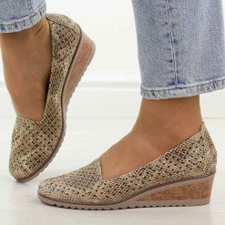 Złote wąż czółenka damskie na koturnie Potocki 12306. Żółte czółenka damskie POTOCKI, w ażurowe wzory, ze skóry, bez obcasa, na koturnie, bez zapięcia. Za 169.00 zł.