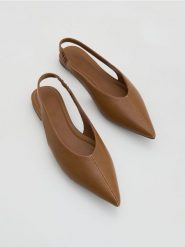 Baleriny z łączonych materiałów - brązowy. Brązowe baleriny damskie Reserved, bez wzorów, z materiału, bez obcasa. Za 119.99 zł.