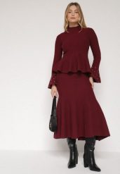 Bordowy Dzianinowy Komplet z Wiskozą Spódnica i Sweter z Baskinką i Cyrkoniami Neora. Czerwone spódnice damskie Born2be, m, bez wzorów, z dzianiny, eleganckie, bez kołnierzyka, bez ramiączek, bez kaptura. Za 259.99 zł.