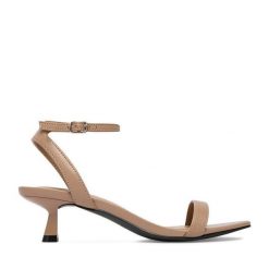 Sandały JENNY. Brązowe sandały damskie Jenny, bez wzorów, bez obcasa, na szpilce, bez zapięcia. Za 119.99 zł.