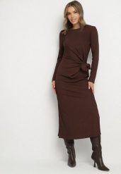 Brązowa Taliowana Sukienka z Ozdobnym Wiązaniem i Rozcięciami Esilda. Brązowe sukienki damskie Born2be, na co dzień, m, bez wzorów, eleganckie, bez kołnierzyka, bez ramiączek. Za 109.99 zł.