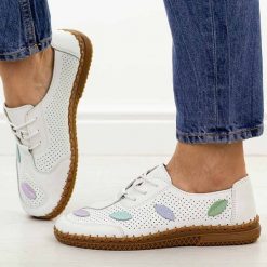 Białe ażurowe skórzane półbuty damskie Jezzi 8544. Białe półbuty damskie Jezzi, na jesień, w ażurowe wzory, z jeansu, casualowe, z okrągłym noskiem, bez obcasa, na płaskiej podeszwie, bez zapięcia. Za 199.00 zł.