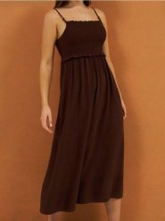Sukienka midi na ramiączkach z wiskozą - brązowy. Brązowe sukienki damskie Sinsay, l, bez wzorów, z materiału, boho, bez kołnierzyka, bez ramiączek, midi. Za 59.99 zł.