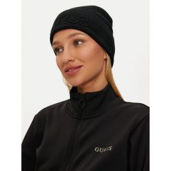 Czapka Guess. Czarne czapki i kapelusze damskie Guess, na zimę, z aplikacjami. Za 169.99 zł.