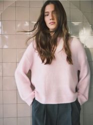 Sweter z wełną i moherem - pastelowy róż. Czerwone swetry damskie Reserved, l, bez wzorów, z dzianiny, bez kołnierzyka, bez ramiączek, bez kaptura. Za 239.99 zł.