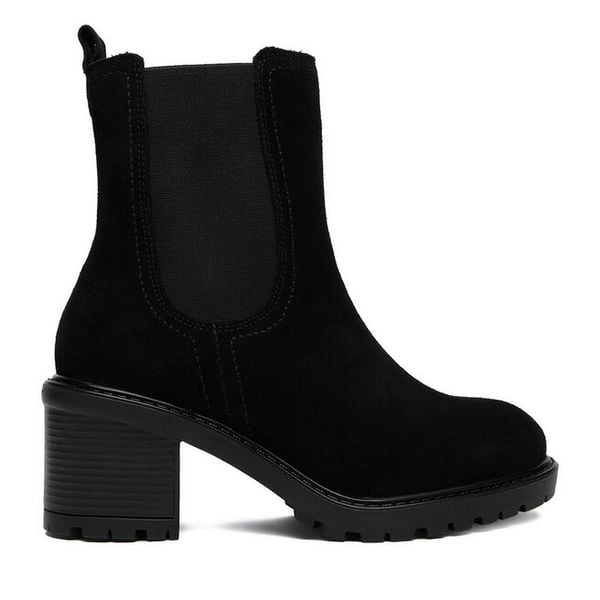 Botki Lasocki. Czarne botki damskie Lasocki, bez obcasa, na słupku, bez zapięcia. Za 249.99 zł.