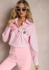Różowa Klasyczna Koszula z Kieszeniami Zdobiona Cyrkoniami i Kwiatowym Detalem Herlla. Czerwone bluzki damskie Renee, m, z aplikacjami, eleganckie, bez kołnierzyka, bez ramiączek. Za 59.99 zł.