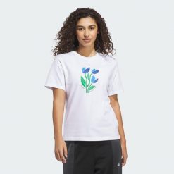KOSZULKA FLORAL BLOOM AT YOUR OWN PACE GRAPHIC. Czerwone t-shirty damskie Adidas, xs, bez wzorów, z bawełny, klasyczne, bez kołnierzyka. Za 109.00 zł.