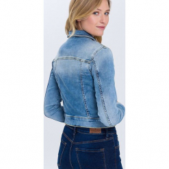 Dżinsowa kurtka w kolorze błękitnym. Niebieskie kurtki damskie Cross Jeans. W wyprzedaży za 113.95 zł.