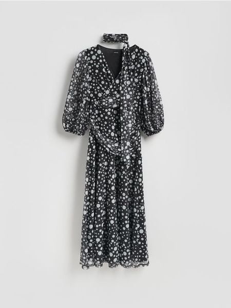 Szyfonowa sukienka maxi - czarny. Czarne sukienki damskie Reserved, l, bez wzorów, z dzianiny, bez kołnierzyka, bez ramiączek, maxi. W wyprzedaży za 79.99 zł.