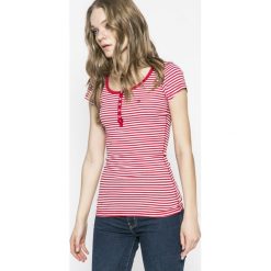 Hilfiger Denim - Top. Różowe topy damskie Hilfiger Denim, z bawełny, z okrągłym kołnierzem, z krótkim rękawem. W wyprzedaży za 159.90 zł.