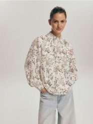 Wzorzysta bluzka z plisami - kremowy. Białe bluzki damskie Reserved, l, bez wzorów, z tkaniny, bez kołnierzyka, bez ramiączek. W wyprzedaży za 49.99 zł.