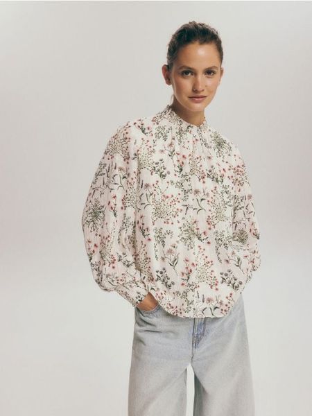 Wzorzysta bluzka z plisami - kremowy. Białe bluzki damskie Reserved, l, bez wzorów, z tkaniny, bez kołnierzyka, bez ramiączek. W wyprzedaży za 49.99 zł.