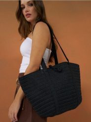 Pleciona torebka shopper - czarny. Czarne torebki shopper damskie Sinsay, bez wzorów, bez dodatków. W wyprzedaży za 35.99 zł.
