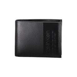 Skórzany portfel w kolorze czarnym. Czarne portfele męskie Calvin Klein, bez wzorów, ze skóry. W wyprzedaży za 229.95 zł.
