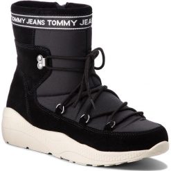 Śniegowce TOMMY JEANS - Hiking Hybrid Boot EN0EN00364 Black 990. Kozaki damskie marki Tommy Jeans. W wyprzedaży za 359.00 zł.