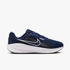 Tenisówki Nike Model Downshifter 13 Kolor Niebieski. Czarne trampki męskie Nike, bez wzorów, z materiału, sportowe, bez zapięcia. Za 332.30 zł.