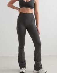 Damskie legginsy bezszwowe rozszerzane, squat proof Shape Seamless ciemnoszare. Szare legginsy damskie Aim'n, xs, bez wzorów, z dzianiny, z podwyższonym stanem, długie, na fitness i siłownię. Za 345.00 zł.