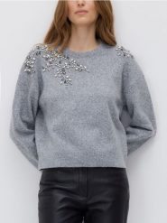 Sweter z ozdobnymi aplikacjami - jasnoszary. Szare swetry damskie Reserved, l, z aplikacjami, z dzianiny, bez kołnierzyka, bez ramiączek, bez kaptura. Za 149.99 zł.