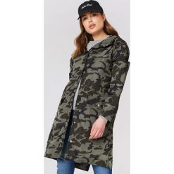 NA-KD Płaszcz przeciwdeszczowy moro - Green,Multicolor. Płaszcze damskie marki NA-KD. Za 121.95 zł.