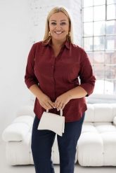 Elegancka bordowa koszula Lucyna PLUS SIZE XXL. Czerwone bluzki damskie Nasi partnerzy, plus size, bez wzorów, z bawełny, biznesowe, bez kołnierzyka, plus size, bez ramiączek. Za 199.90 zł.