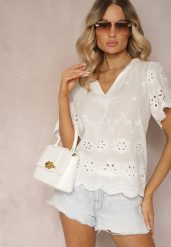 Biała Bawełniana Bluzka z Krótkim Rękawem i Ażurowym Wzorem Tinabeths. Białe bluzki damskie Renee, s, w ażurowe wzory, z bawełny, eleganckie, bez kołnierzyka, bez ramiączek. Za 69.99 zł.