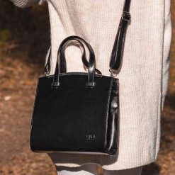 Torebka damska skórzana czarna DAN-A T308. Czarne torebki do ręki damskie DAN-A, bez wzorów, z materiału, eleganckie, bez dodatków. Za 279.99 zł.