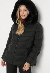 Czarna Taliowana Kurtka z Pikowanymi Przeszyciami i Kapturem z Futrem Acindria. Czarne kurtki damskie Born2be, plus size, bez wzorów, z dzianiny. Za 229.99 zł.