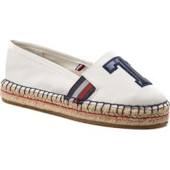 Espadryle TOMMY HILFIGER - Patch Espadrille FW0FW03846 Whisper White 121. Białe espadryle damskie Tommy Hilfiger, bez wzorów, z materiału, bez obcasa, na płaskiej podeszwie, bez zapięcia. W wyprzedaży za 209.00 zł.