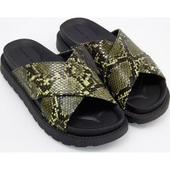 Klapki z motywem zwierzęcym - Khaki. Klapki damskie marki Reserved. Za 69.99 zł.