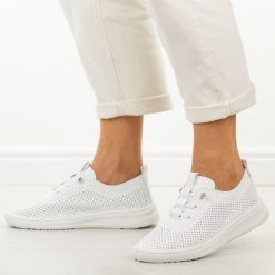 Białe ażurowe półbuty damskie Potocki 16366. Białe obuwie sportowe damskie POTOCKI, na lato, w ażurowe wzory, z dresówki, biznesowe, z okrągłym noskiem, bez obcasa, na płaskiej podeszwie, bez zapięcia. W wyprzedaży za 113.52 zł.