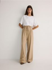 Spodnie z wiskozą - beżowy. Brązowe spodnie materiałowe damskie Reserved, bez wzorów, z tkaniny. W wyprzedaży za 99.99 zł.