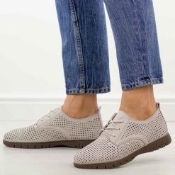 Szare ażurowane skórzane półbuty damskie Sergio Leone sp005. Szare półbuty damskie Sergio Leone, na lato, w ażurowe wzory, z jeansu, casualowe, z okrągłym noskiem, bez obcasa, na płaskiej podeszwie, bez zapięcia. Za 209.00 zł.