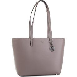 Torebka DKNY - R74A3014 Warm Grey 72. Szare torebki do ręki damskie DKNY, ze skóry. Za 889.00 zł.