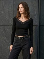 Bawełniana prążkowana bluzka z koronkowym dekoltem - czarny. Czarne bluzki damskie Sinsay, l, bez wzorów, z bawełny, bez kołnierzyka, bez ramiączek. Za 29.99 zł.