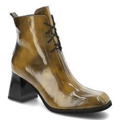 Botki damskie Clasicco, cholewka z lakierowanej skóry naturalnej z wysoką cholewką i sznurowaniem stabilny obcas o geometrycznym kształcie oraz gładk. Zielone kozaki damskie Clasicco, ze skóry, przed kolano, bez obcasa, na obcasie. Za 339.00 zł.